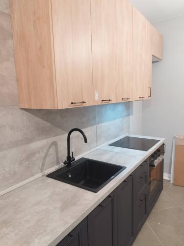 Установка проточного фильтра под мойку