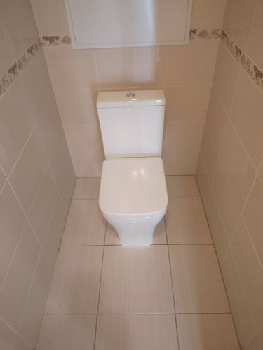 Установлено новое сантехническое оборудование, подключены коммуникации, герметизация швов, проверена работоспособность. Завершено обновление интерьера санузла.