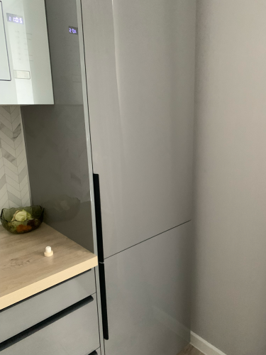 Установлен и подключен духовой шкаф в кухонный гарнитур. Проведены работы по подсоединению к электросети, проверена функциональность, обеспечена надежная фиксация в нише.