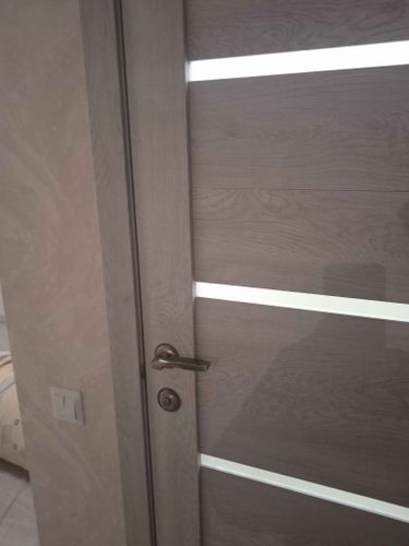 Доборы аккуратно установлены на дверной проем, обеспечивая завершенный вид и гармоничное сочетание с интерьером. Все элементы подогнаны точно, без зазоров и дефектов.