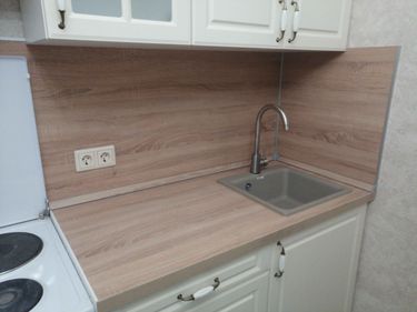 Обновлены элементы кухни: аккуратно подогнаны и установлены панели, обеспечивая гармоничное сочетание с интерьером. Завершено оформление рабочей зоны, включая монтаж фурнитуры.