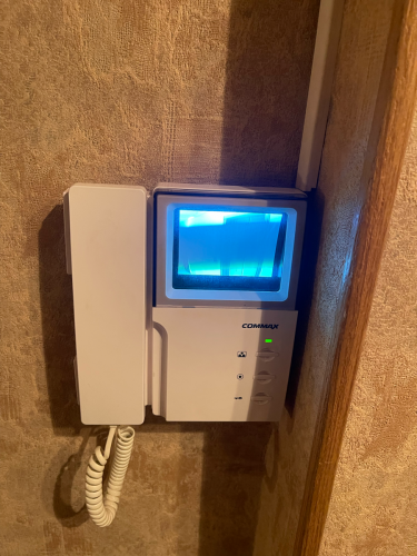 Устройство восстановлено: заменены неисправные компоненты, проверена работоспособность экрана, настроен звук, устранены помехи в связи. Все функции функционируют корректно.