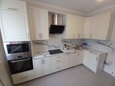 Установлено и подключено устройство на кухне. Проведены все необходимые электрические соединения, проверена работоспособность. Устройство интегрировано в кухонный гарнитур, обеспечена безопасность.