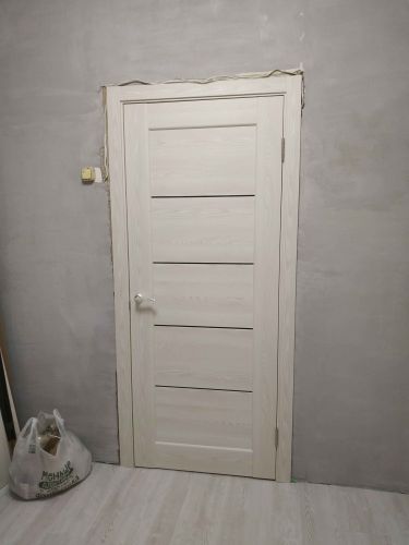 Установлены дополнительные элементы на дверной проем, обеспечивая завершенный вид и гармоничное сочетание с интерьером. Работа выполнена аккуратно, без зазоров и неровностей.