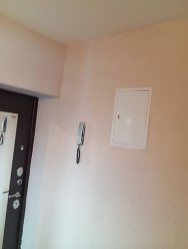 Стены оклеены стеклохолстом, поверхность ровная, без дефектов. Углы и стыки тщательно обработаны, обеспечена надежная адгезия. Завершенный вид создает аккуратный и эстетичный интерьер.