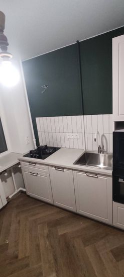 Установлены шкафы, смонтирована столешница, встроена варочная панель и раковина, подключены коммуникации, закреплены фасады и ручки. Завершена сборка и монтаж кухонного гарнитура.