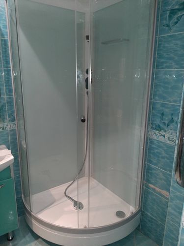 Установлена современная душевая кабина с прозрачными стенками, заменены плитка и сантехника, обеспечена герметичность и функциональность, улучшен интерьер ванной комнаты.