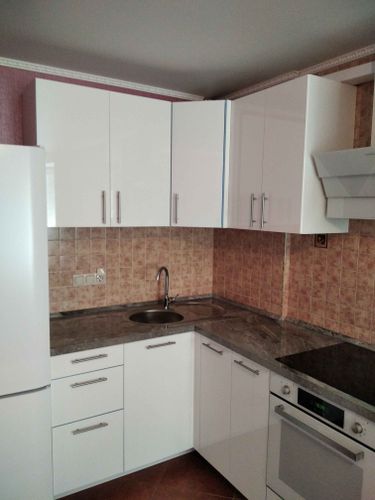 Обновлены дверцы шкафов, выполнены точные замеры и аккуратная установка. Результат — современный и стильный вид кухонного пространства.