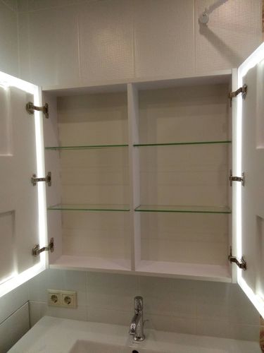 Монтаж зеркального шкафа с подсветкой