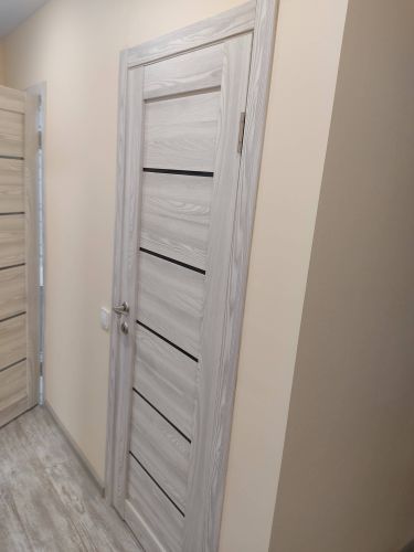 Установлены декоративные элементы вокруг дверного проема. Аккуратная подгонка, надежное крепление, эстетичный вид. Завершено оформление, обеспечена гармония с интерьером.