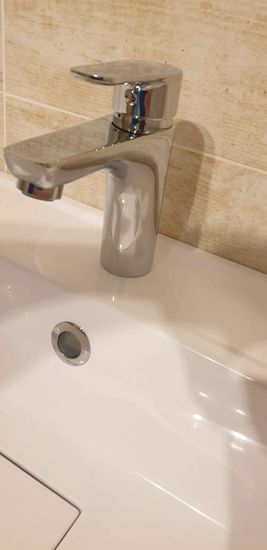 Установлена новая раковина с краном, подключены водопроводные трубы, герметизация швов, проверена герметичность соединений, обеспечен стабильный поток воды, завершены работы по монтажу.