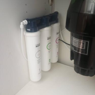 Установлены новые картриджи в систему очистки воды. Проверена герметичность соединений, заменены старые элементы. Обеспечена надежная фильтрация, улучшено качество водоснабжения.