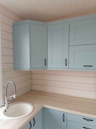 Установлены шкафы, закреплены фасады, смонтирована столешница, врезана мойка, подключен смеситель. Завершена сборка кухонного гарнитура с учетом всех деталей и точных замеров.