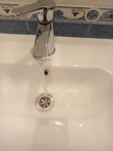 Установлен новый кран, подключены водопроводные трубы, проверена герметичность соединений, обеспечена стабильная подача воды, проведено тестирование на отсутствие протечек.