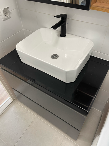 Установлен зеркальный шкаф на стену в ванной комнате. Проведены замеры, закреплены крепежи, проверена устойчивость конструкции. Все работы завершены аккуратно и надежно.