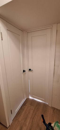 Установлена деревянная створка, закреплены петли, врезаны ручки, отрегулировано полотно, обеспечена плавность закрывания, проверена надежность конструкции, завершены отделочные работы.