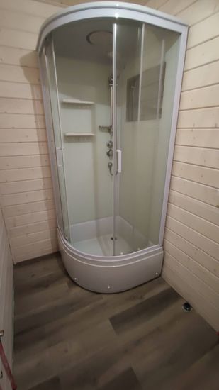 Установлена современная душевая кабина с прозрачными дверцами, заменено напольное покрытие, обновлены стены, подключены водопроводные коммуникации, обеспечена герметизация.