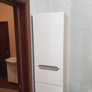 Установка комплекта: пенал + тумба +раковина + смеситель + зеркало