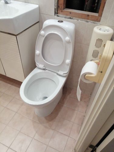 Установлено новое сантехническое оборудование, подключено к водопроводу и канализации, проверена герметичность соединений, выполнена отделка прилегающих поверхностей, проведено тестирование работы.