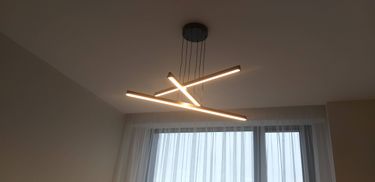 Установлено новое осветительное устройство, подключены провода, закреплено на потолке, проверена работа, обеспечено равномерное освещение, обновлён интерьер, улучшена атмосфера помещения.