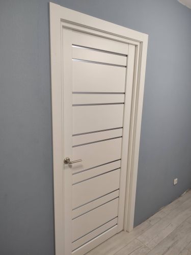 Установлена новая створка, закреплён дверной короб, врезаны петли, смонтирована ручка, отрегулировано полотно, добавлены наличники, обеспечена плавность закрытия.