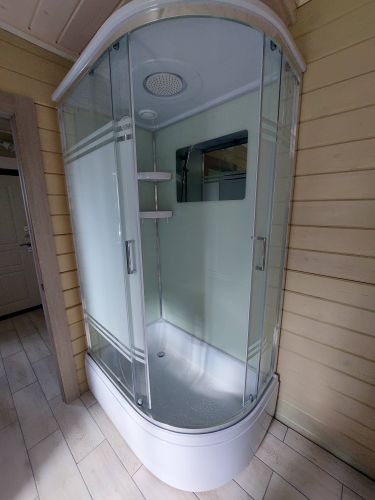 Удалена старая ванна, освобождено пространство, установлена новая душевая кабина. Проведены работы по подключению водоснабжения и герметизации швов. Обновлен интерьер помещения.