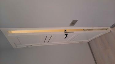 Установлены дополнительные элементы на входную дверь. Завершено оформление проема, обеспечена точная подгонка и надежное крепление. Обновленный вид, улучшена изоляция.