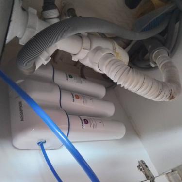 Установка проточного фильтра под мойку