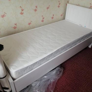 На кровати установлены новые деревянные планки, обеспечивающие прочность и долговечность. Каркас обновлён, матрас уложен ровно, создавая комфортное место для отдыха.