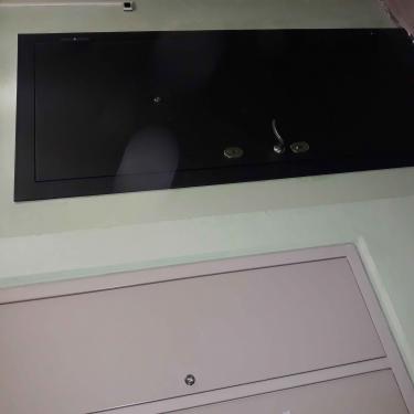 Установлена новая металлическая дверь, отрегулированы петли, заменены замки, обновлена фурнитура, улучшена звукоизоляция, выровнена коробка, проверена герметичность, устранены дефекты.