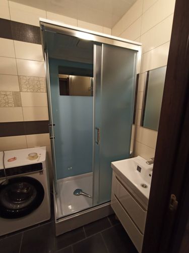 Установлена современная душевая кабина с гидромассажем: подключены водопроводные и канализационные коммуникации, закреплены стеклянные панели, смонтированы двери, проверена герметичность.