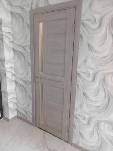 Установлен замок на дверь: выполнено сверление отверстий, закрепление механизма, монтаж ручки и проверка работы. Завершено аккуратно, без повреждений поверхности.