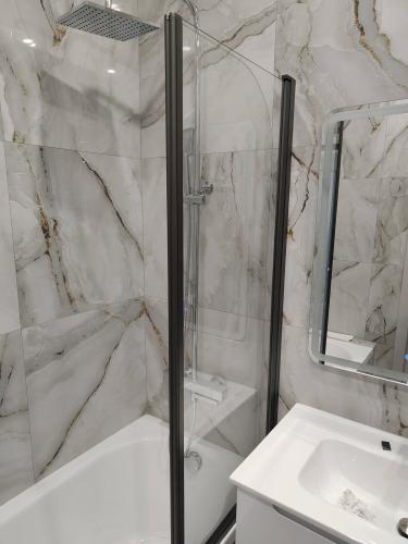 Установка ширмы на ванну шириной свыше 111 см