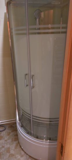 Установлена новая душевая кабина, выполнен демонтаж старой ванны, подключены водопроводные и канализационные коммуникации, произведена герметизация швов, проверена работоспособность системы.