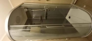 Удалены старые водопроводные трубы, освобождено пространство для установки новой душевой кабины. Обеспечена готовность к подключению свежих коммуникаций.