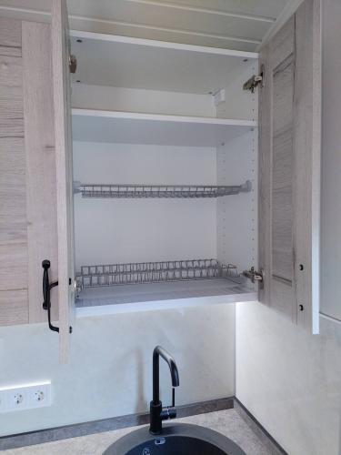 Установлено новое реле в холодильник, обеспечено стабильное функционирование устройства, проверена работоспособность системы, устранены неполадки, восстановлена корректная работа.