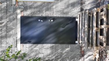 Установлена металлическая дверь, обеспечивающая защиту от огня. Конструкция закреплена в проеме, проверена на устойчивость, надежно зафиксирована. Завершены все монтажные работы.