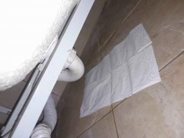 Проведена замена поврежденного участка трубопровода под раковиной, устранены протечки, проверена герметичность соединений, очищена рабочая зона.