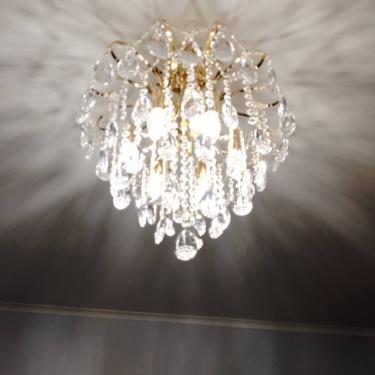 Закреплен светильник на натяжной поверхности, подключены провода, проверена работа. Установлено крепление, обеспечена надежность и безопасность конструкции. Светильник функционирует корректно.