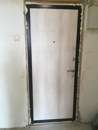 Установлена металлическая дверь: закреплена в проеме, зазоры заполнены монтажной пеной, проверена функциональность замков и ручки, произведена регулировка полотна для плотного прилегания.