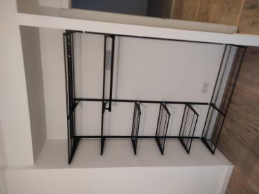 Изображение демонстрирует завершенный процесс установки новой дверцы из ДСП. Проведены работы по замене креплений, регулировке петель, обеспечению плавного открывания и закрывания.