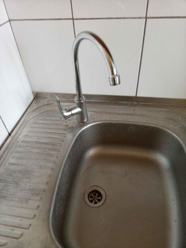 Установлено новое оборудование на кухне: закреплен кран, подключены трубы, проверена герметичность соединений, обеспечена подача воды, выполнена проверка работоспособности системы.