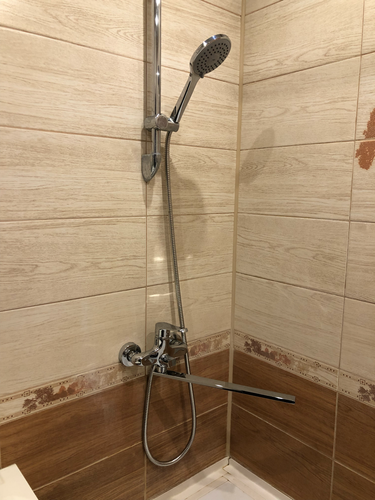 Кранбукса заменена на новую, обеспечивая плавное функционирование смесителя. Устранены протечки, улучшена герметичность соединений. Обновленный механизм гарантирует надежную работу.