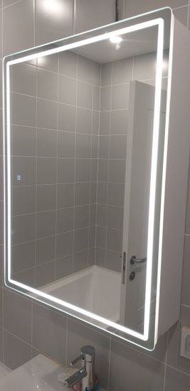 Установлен шкаф с зеркалом в ванной комнате. Закреплён на стене, подключено освещение. Проверена надёжность креплений и функционирование подсветки.