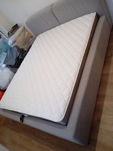 Изображение демонстрирует завершённую сборку мебели, аккуратно установленной в интерьере. Видно, что работа выполнена качественно, с учётом всех деталей и требований.