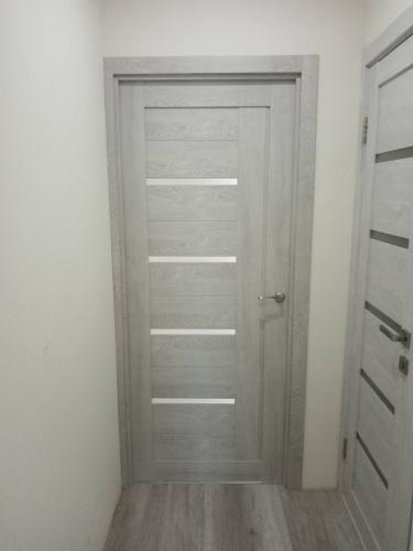 Установлена складная конструкция, закреплены направляющие, отрегулированы петли, обеспечено плавное движение, проверена фиксация, выполнена отделка, добавлены ручки, завершены финальные штрихи.