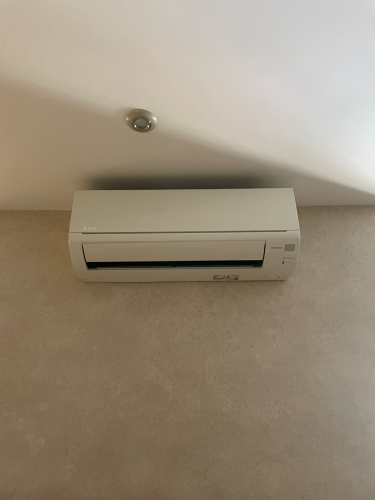 Проведена чистка фильтров, проверка системы охлаждения, устранение засоров, тестирование работы, заправка фреоном, осмотр электрических соединений, настройка режимов, устранение утечек.