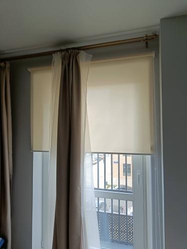 Монтаж рулонной шторы, рулонной шторы «день-ночь» на стену\потолок или в оконный проем