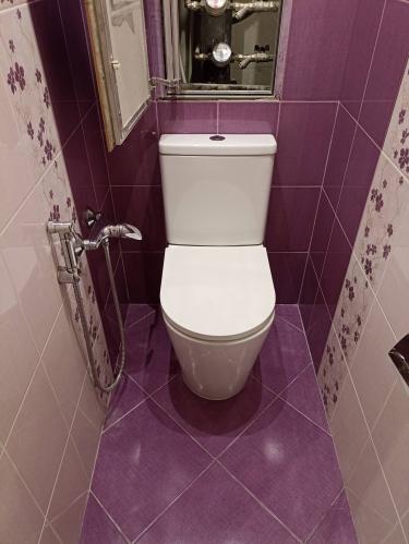 Установлен новый сливной бачок, подключены водопроводные трубы, проверена герметичность соединений, выполнена регулировка механизма слива, обеспечена стабильная работа системы.