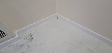 Монтаж полиуретанового/дюрополимерного/полистиролового плинтуса